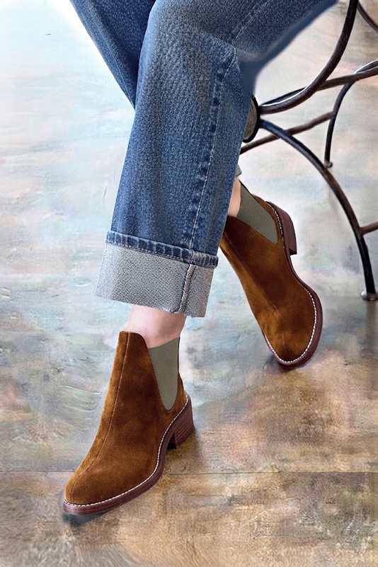 Women's cognac and bronze solid-color chelsea boots with round toe and leather sole - Worn view